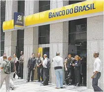  ?? RePRODuçãO ?? Servidores públicos recebem o abono do Pasep no Banco do Brasil