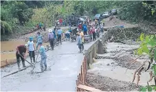  ??  ?? PROYECTO. Los vecinos trabajan en el puente Las Quebradas.