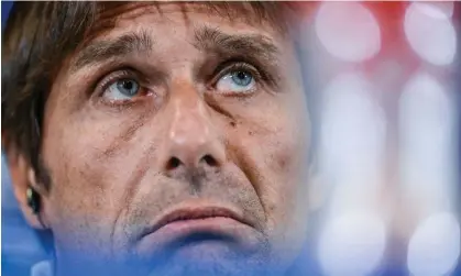  ?? Moreira/AFP/Getty Images ?? Antonio Conte says he felt the need to visit the palace on Friday following the death of the ‘immortal’ Queen. Photograph: Patrícia de Melo