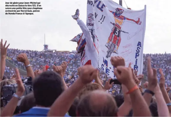  ??  ?? Jour de gloire pour Jean-michel qui décroche en Suisse le titre 125. S’en suivra une petite fête sous chapiteau orchestrée par Hervé Guio, patron de Honda France à l’époque.