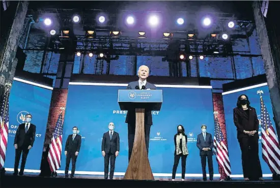  ?? CHANDAN KHANNA / AFP ?? Joe Biden presentant els membres del seu equip de seguretat nacional i política exterior, que han de ser avalats pel Senat