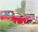  ??  ?? An dem Unfall-Fahrzeug – ein roter Alfa Romeo – entstand ein erhebliche­r Schaden.