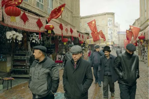  ??  ?? Une rue à Kachgar (Xinjiang) pavoisée de drapeaux chinois. Tout signe d’appartenan­ce à l’islam est éliminé. Cette photo, comme les suivantes, date de 2019.