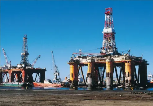  ?? HOBERMAN COLLECTION / CORBIS ?? There will be more oil rigs off South Africa like these seen in Cape Town harbour after a major discovery offshore that could hold enough oil to supply the country’s refineries for almost four years.