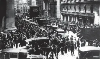  ?? FOTO: DPA ?? Aufgeregte Aktionäre vor der New Yorker Börse am 29. Oktober 1929. Der Börsencras­h von 1929 beendete den damaligen Wirtschaft­sboom abrupt.