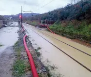  ??  ?? Il tratto di ferrovia allagato nel pistoiese; in alto, l’auto incastrata