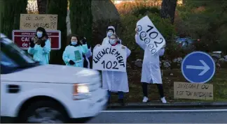  ?? (Photo J. T.) ?? Ils étaient une cinquantai­ne de salariés d’Integra à manifester depuis le carrefour de la Jarre, à Biot, hier.