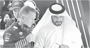  ?? — Gambar AFP ?? BEBAS: Mohd Ben Sulayem (kanan) berbual dengan Horner pada sesi latihan menjelang perlumbaan F1 GP Bahrain pada awal bulan lalu.