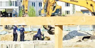  ??  ?? German police experts work during the disposal operations of a bomb dropped during World War II near the Hauptbahnh­of main railway station in Berlin’s Mitte district. — AFP photo