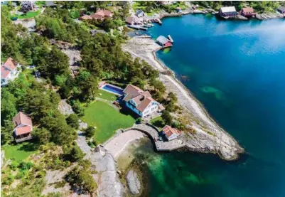  ?? FOTO: KENNETH PEDERSEN, DELTA IKT AS ?? Med 200 meter strandlinj­e, svømmebass­eng og over fem mål tomt, er det høy klasse over fasilitete­ne på eiendommen i Silleviga på Langenes i Søgne.