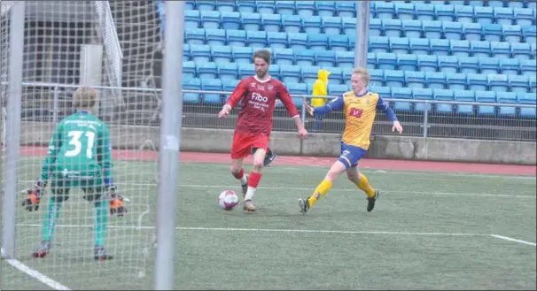  ??  ?? Aron Lindstrand startet oppgjøret som keeper, og avsluttet som spiss det siste kvarteret, hvor han også fikk aeren av å score kampens siste mål.