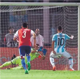  ?? AFP ?? El delantero de Argentina Sergio Agüero (10) falló un penal ante el guardameta de Paraguay, Justo Villar.