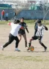  ?? ?? ▮ Acciones del primer juego del torneo cuadrangul­ar de futbol femenil dedicado a Cristóbal Soto que se disputó en el campo de la colonia Infonavit.