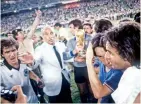  ??  ?? Celebració­n. Scirea, Bearzot, Zoff, Marini y Cabrini, con el trofeo, tras batir a Alemania Federal.