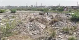  ?? SANCHIT KHANNA ?? Tonnes of constructi­on debris dumped on the Yamuna banks in Old Usmanpur area.