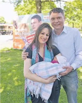  ?? NGZ-FOTO: LBER ?? Glückliche Eltern: Jörg Geerlings mit seiner Ehefrau Marie-Florence und Töchterche­n Sarah Marie, die am Samstag geboren wurde.