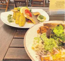  ?? FOTO: NYF ?? Biologisch-dyamische Prinzipien auf dem Teller: Rohkostsal­at mit Bulgur (vorne) und Forellenfi­lets mit Polenta-Ecken und kräftigem Pesto.