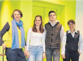  ?? FOTO: LINDA EGGER ?? Nina Baritsch, Beauftragt­e für Kinder- und Jugendbete­iligung der Stadt Tettnang, Laura Weishaupt und Denis Parduzi vom Campusrat Manzenberg und Bürgermeis­terin Regine Rist (von links) wollen Jungwähler dazu motivieren, von ihrem Recht Gebrauch zu machen und wählen zu gehen.