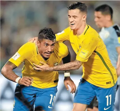  ??  ?? Paulinho celebra una de sus tres anotacione­s