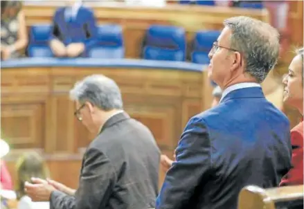  ?? Foto: Efe ?? Feijóo aplaude la intervenci­ón del presidente de Colombia, ayer en el Congreso.