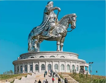  ?? Foto: Profimedia ?? Velký chán 40 metrů vysoká socha Čingischán­a stojí asi 50 kilometrů východně od Ulánbátaru.