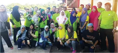  ??  ?? HUSIN dan Norasmah bergambar bersama guru-guru serta ibu bapa.