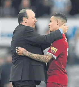  ?? FOTO: GYI ?? Rafa Benítez abraza a Coutinho tras el partido El técnico se enfrentó a su exequipo