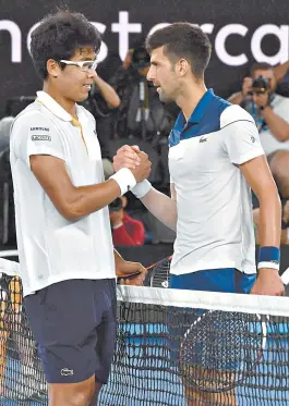  ??  ?? Hyeon Chung cumpriment­a Novak Djokovic após vitória tranquila