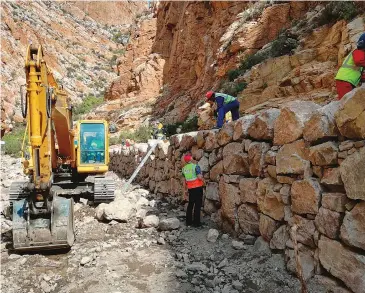  ?? Foto verskaf ?? Werkers pak klippe om die historiese stutmuur in die Swartbergp­as te herstel.