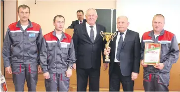  ??  ?? Иван Дырман (в центре) с командой Витебской ООС ДОСААФ, победившей в республика­нских соревнован­иях мастеров