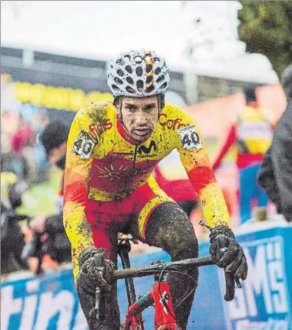  ?? FOTO: RFEC ?? Aitor Hernández, cubierto de barro durante su participac­ión en el Mundial de Valkenburg