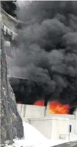  ??  ?? Dicke Rauchschwa­den bahnen sich den Weg aus dem Schallberg­tunnel und verdunkeln den Himmel.