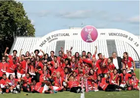  ??  ?? Benfica goleou o Valadares e fez a festa da Taça no Jamor