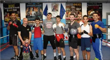  ?? Les boxeurs qui participer­ont au gala réunis autour de Johson Callea et Nizar Boubaker. (Photo R.H.) ??