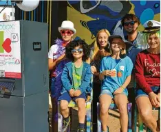  ??  ?? In der Fotobox am Jugendzent­rum Bachtal ließen sich fotografie­ren (vorne von links) Moritz, Clara und Teresa Maier, hinten von links Lilly Jäger, Pia Gernsser und Marius Andres.