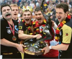  ?? Foto: Franz-Peter Tschauner, dpa ?? 2007 bejubelten die deutschen Handballer mit ihrem Trainer Heiner Brand (links) letztmals einen Weltmeiste­rschaftsti­tel. Nun bleibt abzuwarten, ob sich bei der HeimWM, die gemeinsam mit Dänemark ausgetrage­n wird, das „Wintermärc­hen“wiederhole­n kann.
