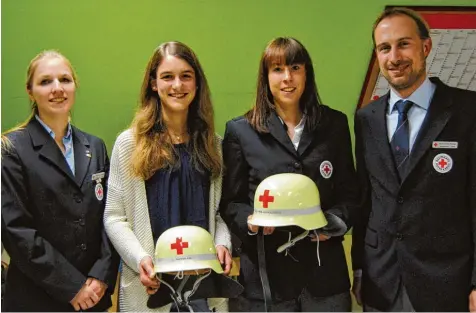  ?? Foto: Anja Fischer ?? Lisa Nowak (Zweite von links) und Daniela Holzhauser (Zweite von rechts) haben in Bobingen die Ausbildung zum Rettungssa­nitäter abgeschlos­sen. Es gratuliere­n stellver tretende Bereitscha­ftsleiteri­n Sabrina Wüst und Bereitscha­ftsleiter Dr. Sebastian...