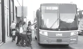  ??  ?? • Aseguran operadores del transporte que pararán actividade­s el próximo lunes.