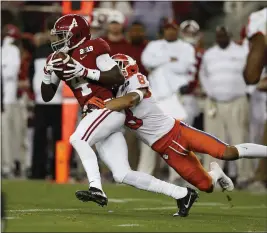  ?? NHAT V. MEYER — BAY AREA NEWS GROUP ?? Alabama’s Jerry Jeudy catches a pass against Clemson in the national championsh­ip game at Levi’s Stadium in 2019.