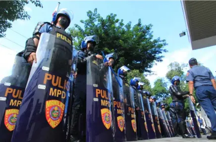  ?? PHOTOGRAPH BY BOB DUNGO JR. FOR THE DAILY TRIBUNE @tribunephl_bob ?? MANILA Police District personnel conduct anti-riot drill prior to their deployment for Monday’s State of the Nation Address of President Ferdinand Marcos Jr.