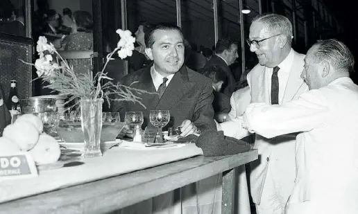  ??  ?? Roma, 1961 Un giovane Giulio Andreotti cena alle Capannelle mentre assiste al Derby di galoppo