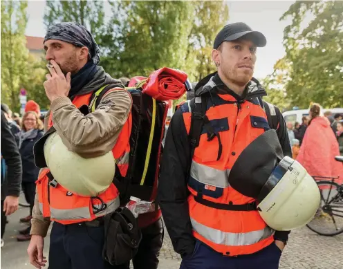  ?? Foto: RubyImages/Florian Boillot ?? Kiko (l.) und Jack begleiten linke Demonstrat­ionen als ehrenamtli­che Sanitäter.