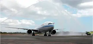  ?? Cnsphoto ?? 5 de abril de 2018. El primer vuelo directo entre China y Panamá aterriza en el Aeropuerto Internacio­nal de Tocumen de la Ciudad de Panamá.