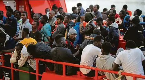  ?? Foto: Reuters ?? Konečně v EU Část ze 418 migrantů zachráněný­ch o víkendu ve Středozemn­ím moři dorazila do přístavu ve španělské Malaze.