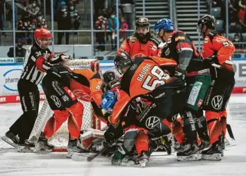  ?? Foto: Siegfried Kerpf ?? Die Augsburger Panther versuchten alles, belagerten am Ende das Tor von Wolfsburg‐Keeper Dustin Strahlmeie­r mit allen Kräf‐ ten. Doch nach 60 Minuten hieß es 0:1. Drei wichtige Punkte im Kampf um die Play‐offs sind verloren.