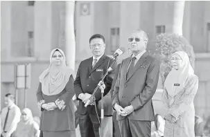  ?? — Gambar Bernama ?? BERUCAP: Dr Mahathir berucap pada Perhimpuna­n Bulanan Bersama Warga Jabatan Perdana Menteri bagi Bulan Ogos di Dataran Putra Perdana di Putrajaya semalam.