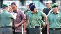  ??  ?? SANKSI TEGAS: Kasdam I/ Bukit Barisan Brigjen TNI Tiopan Aritonang (kiri) menanggalk­an seragam anggota TNI di Medan.