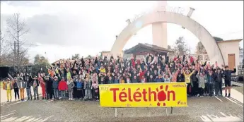  ??  ?? Les élèves de l’école primaire Samazeuilh ont tous participé au cros du Téléthon