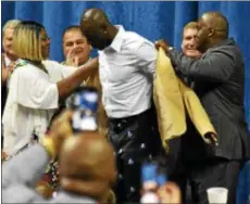  ?? COURTESY OF KEVIN HENSLEY ?? Terrell Owens’ mom Marilyn Heard (left) and Coach Ray Sherman place the Hall of Fame jacket on Terrell Owens on Saturday afternoon in Chattanoog­a, Tenn.