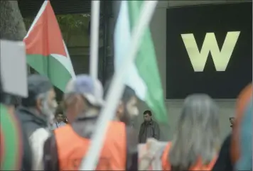  ?? PHOTO: ARMAND HOUGH ?? Pro-Palestinia­n supporters protest outside Woolworths headquarte­rs in Cape Town yesterday.